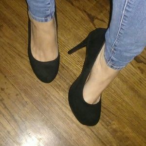 Black pumps
